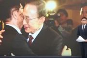 平邑李明博、朴槿惠给金文洙打气 鼓励其争取赢得韩国大选