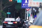 平邑台当局这个单位的公车，给了狗了